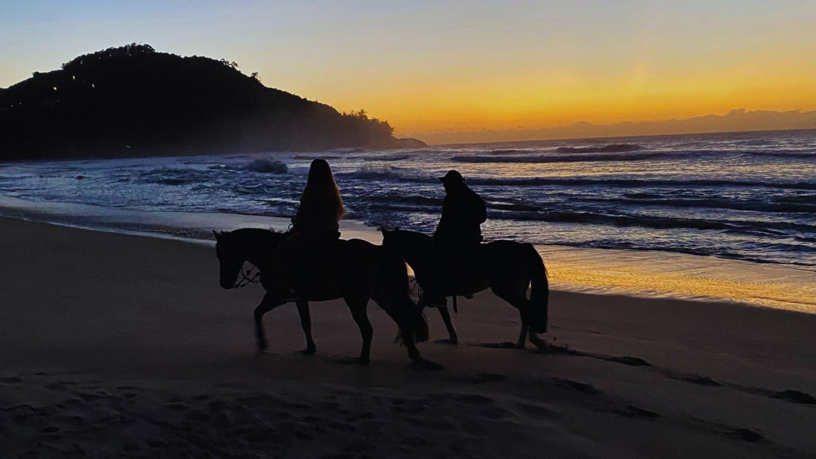 Cavalgada na praia ao pôr do sol