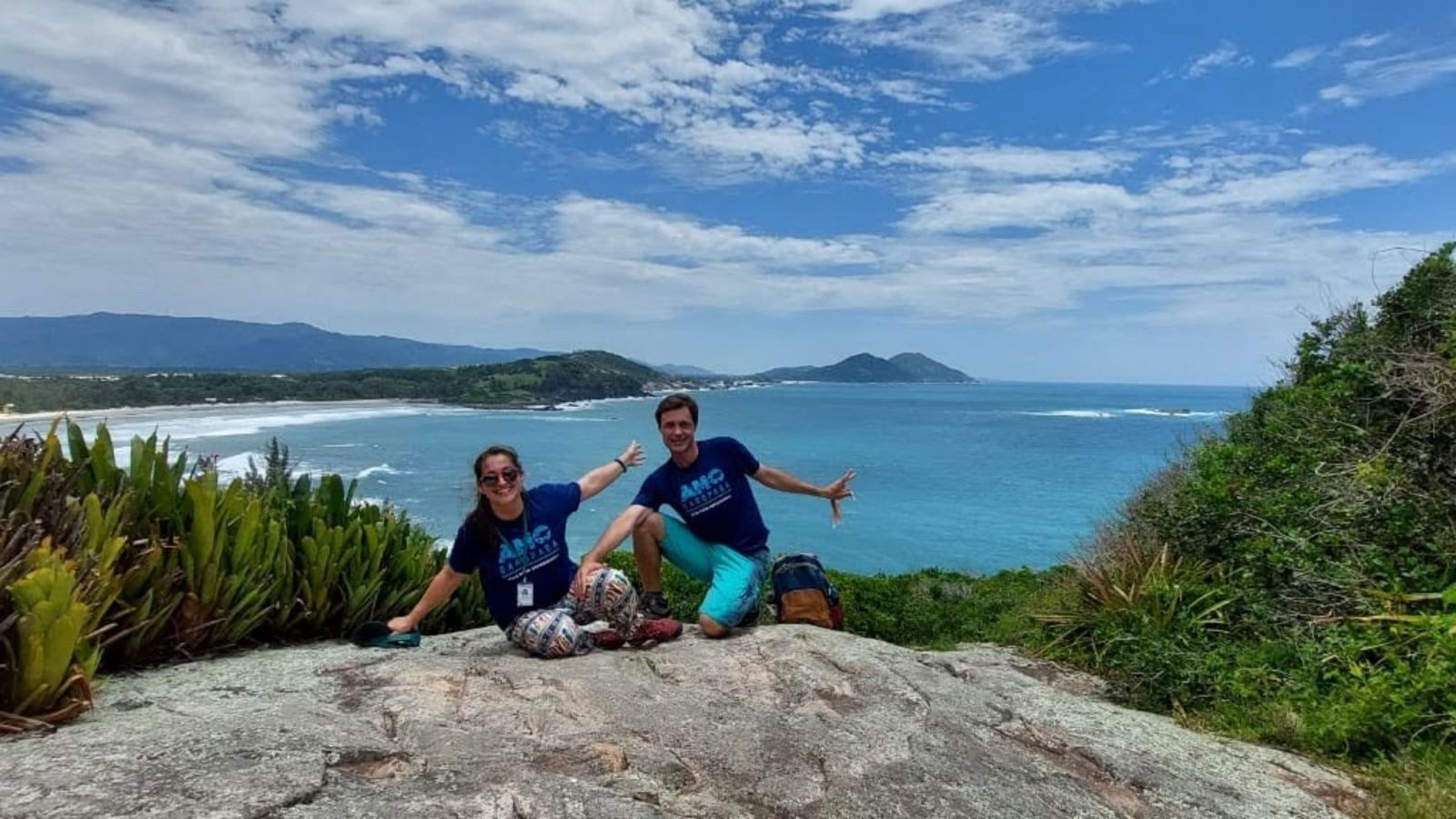 Casal em um mirante com vista para as praias de Garopaba
