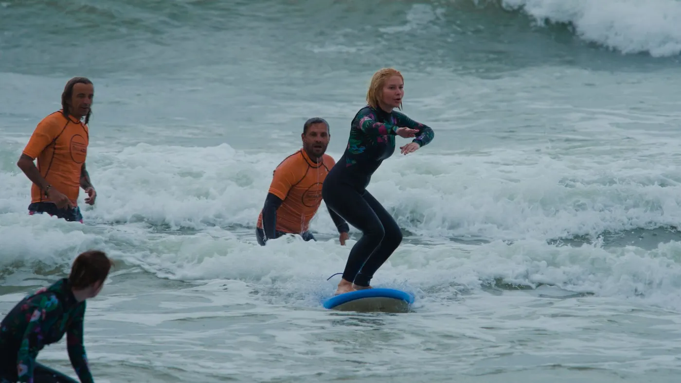 Aluna internacional surfando no camp iniciantes
