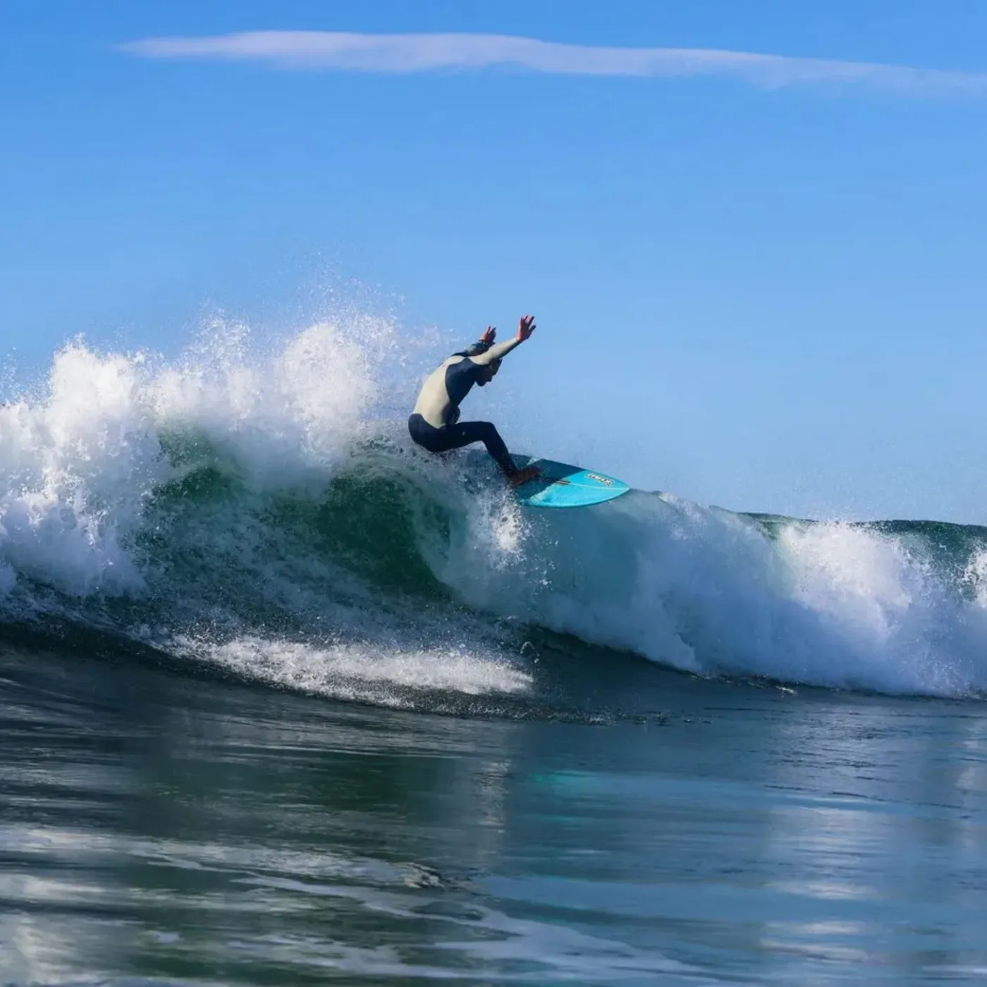 Surfista avançado em manobra na parede da onda