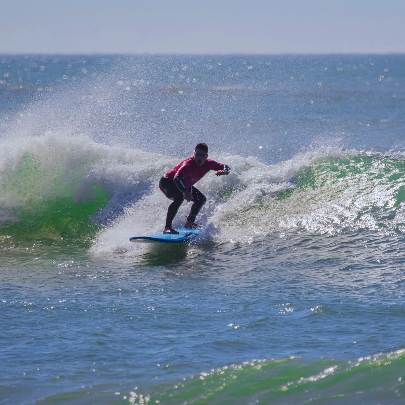 Aluna iniciante surfando