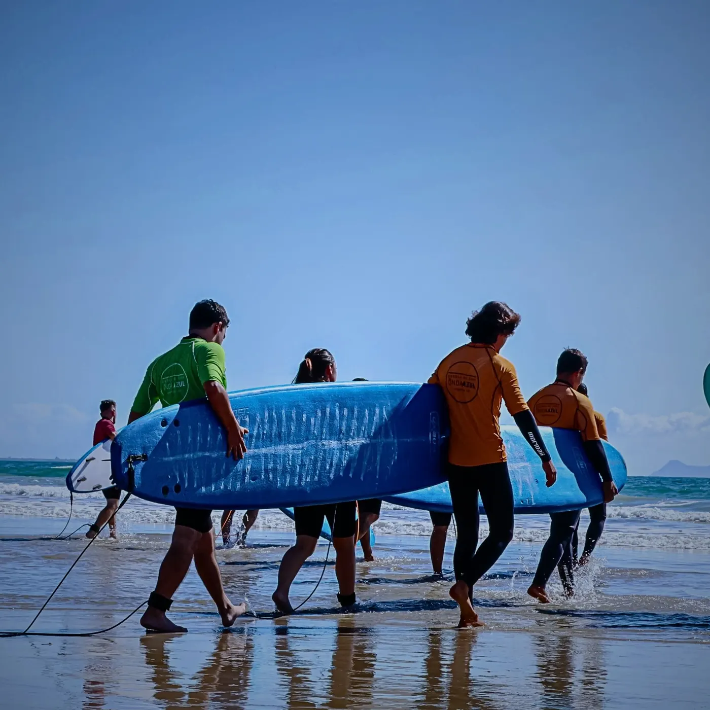 Grupo entrando junto no mar