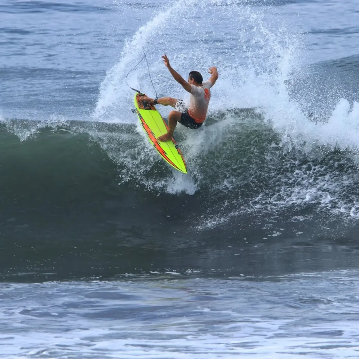 Gustavo Forneck surfando