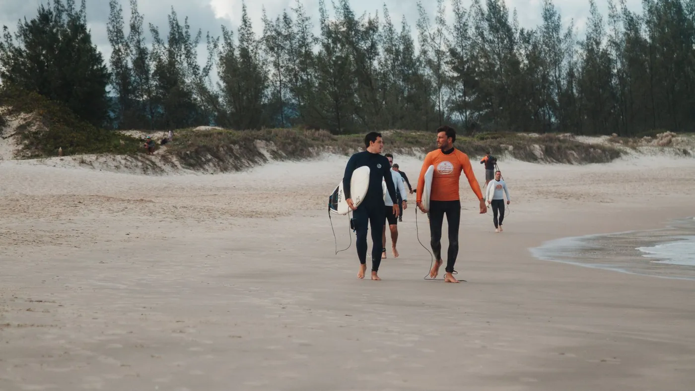 Grupo de intermediários caminhando para o mar