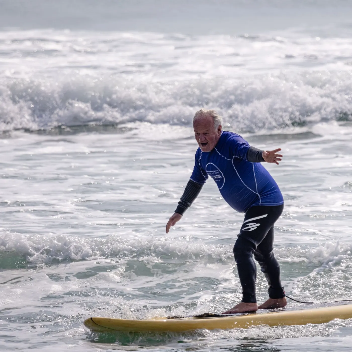 Senhor surfando no camp