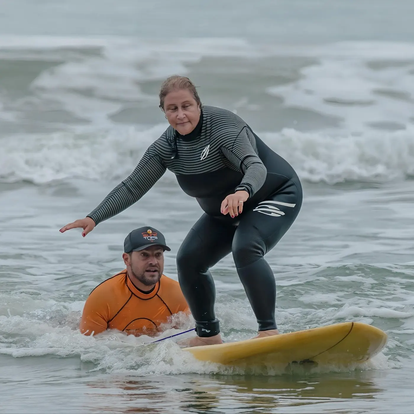 Senhora surfando no camp