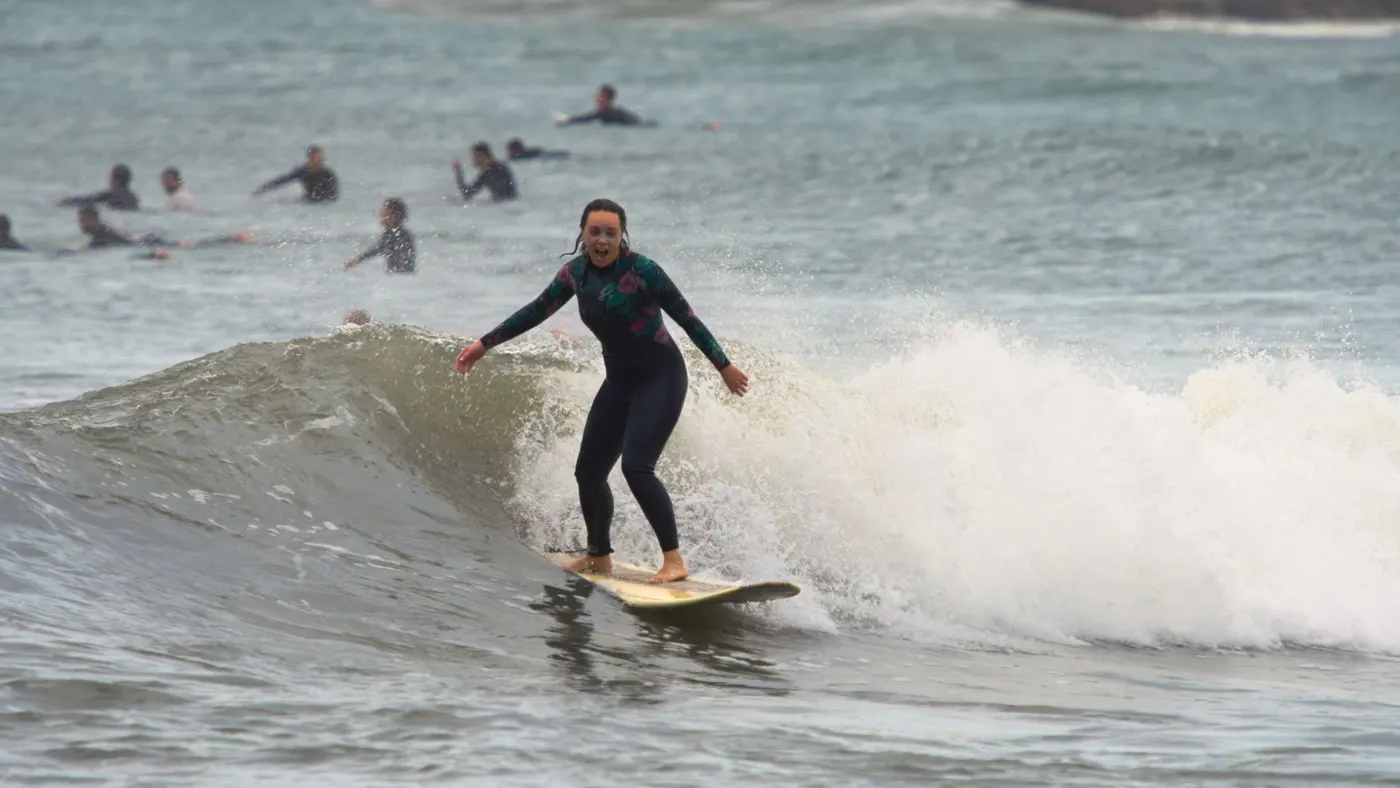 Surfista evoluindo na parede
