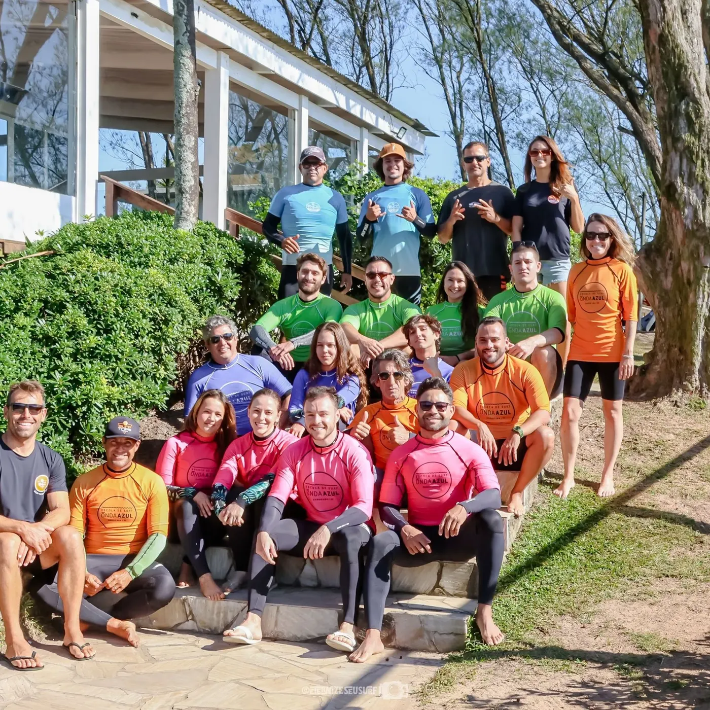 Turma reunida do Surf Trips Camp