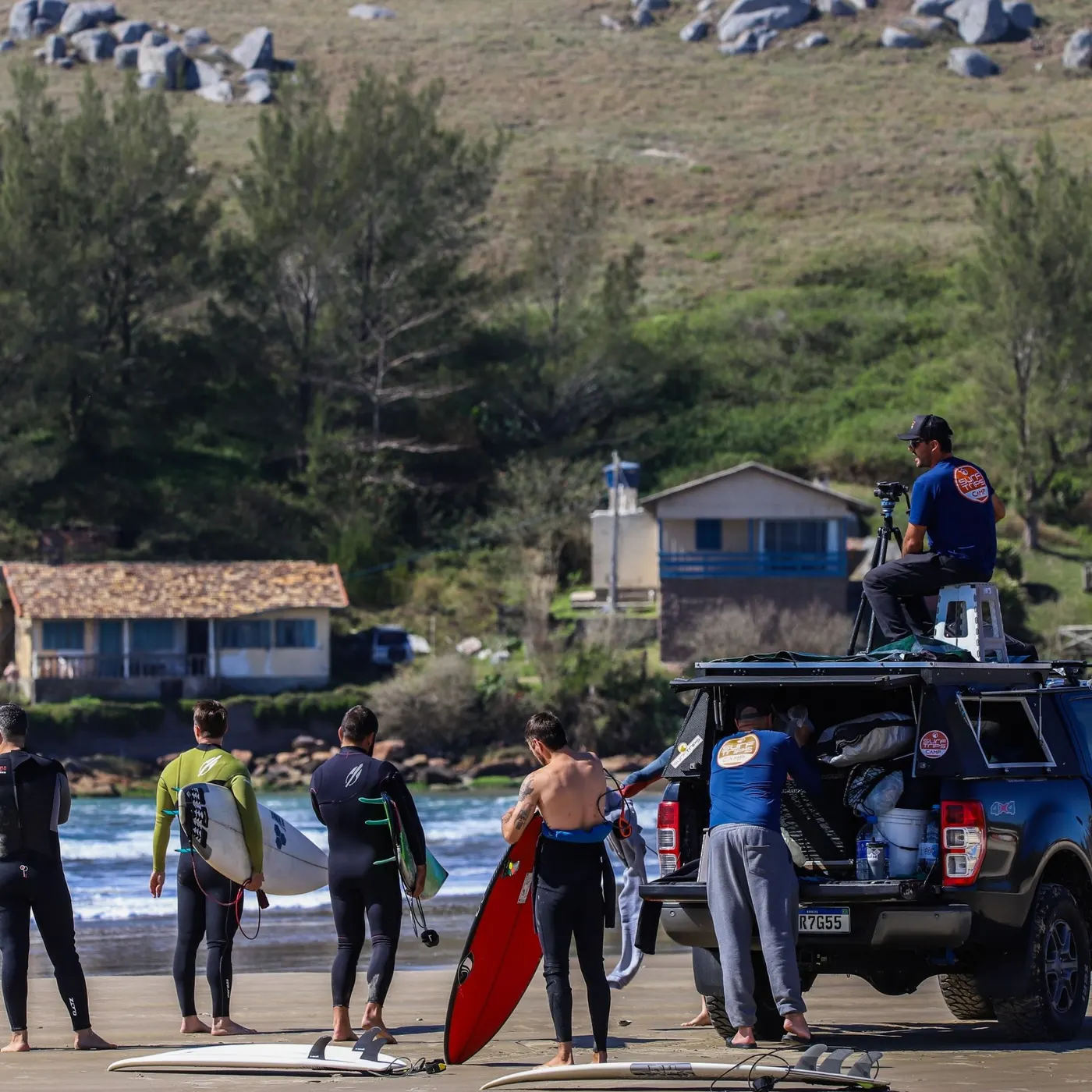 Grupo na areia depois do surf