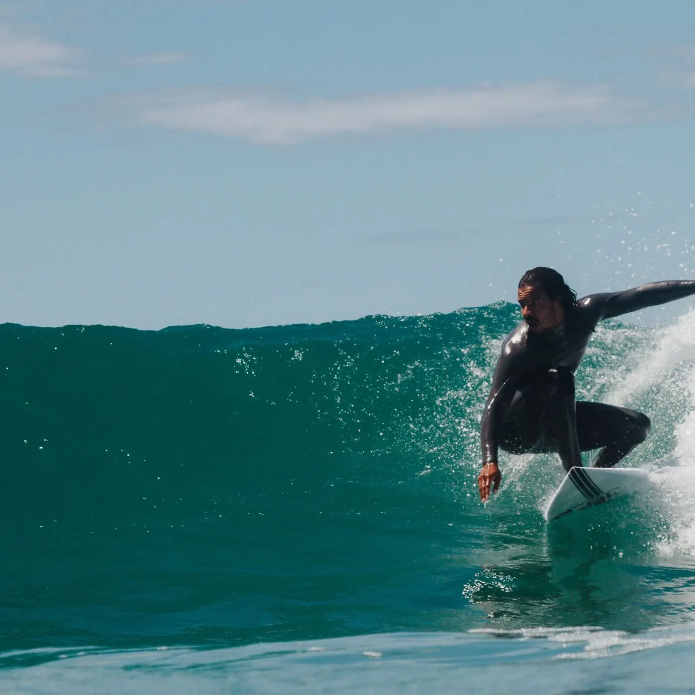 Yuri Gonçalves surfando
