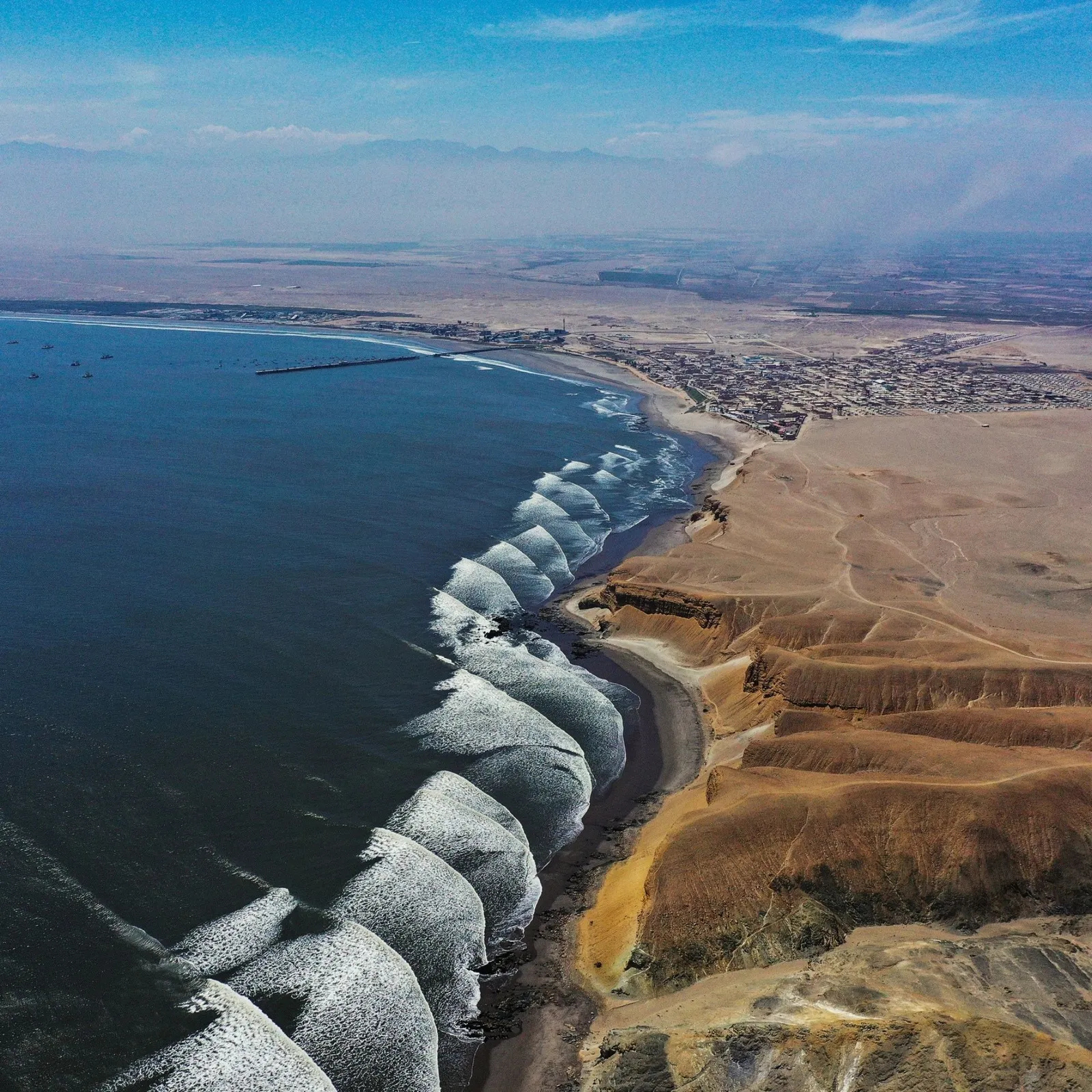 Vista aérea da esquerda de Chicama, no Peru