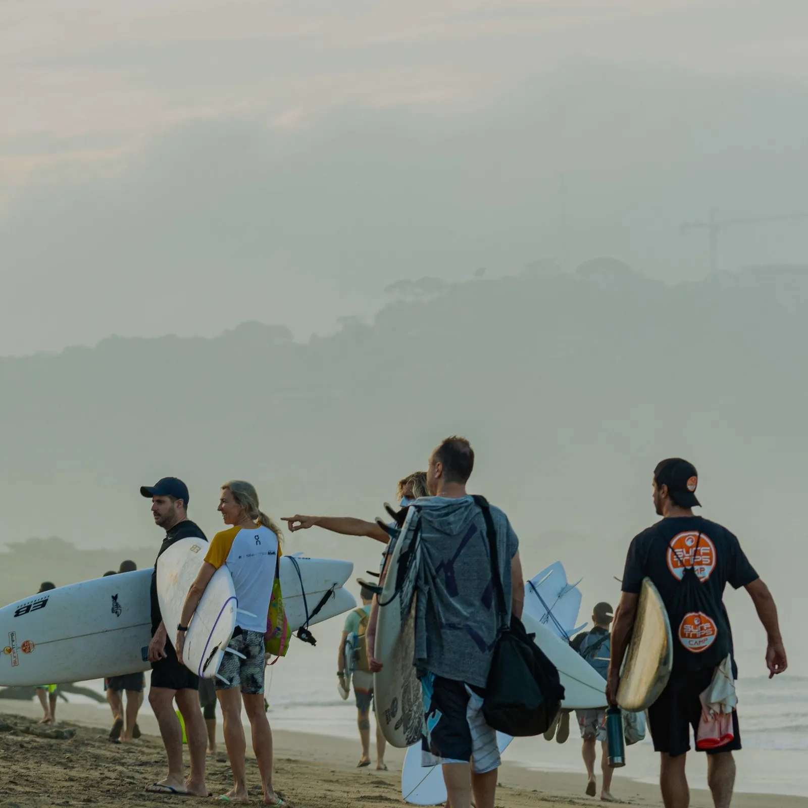 Grupo de iniciantes caminhando com as pranchas na Costa Rica