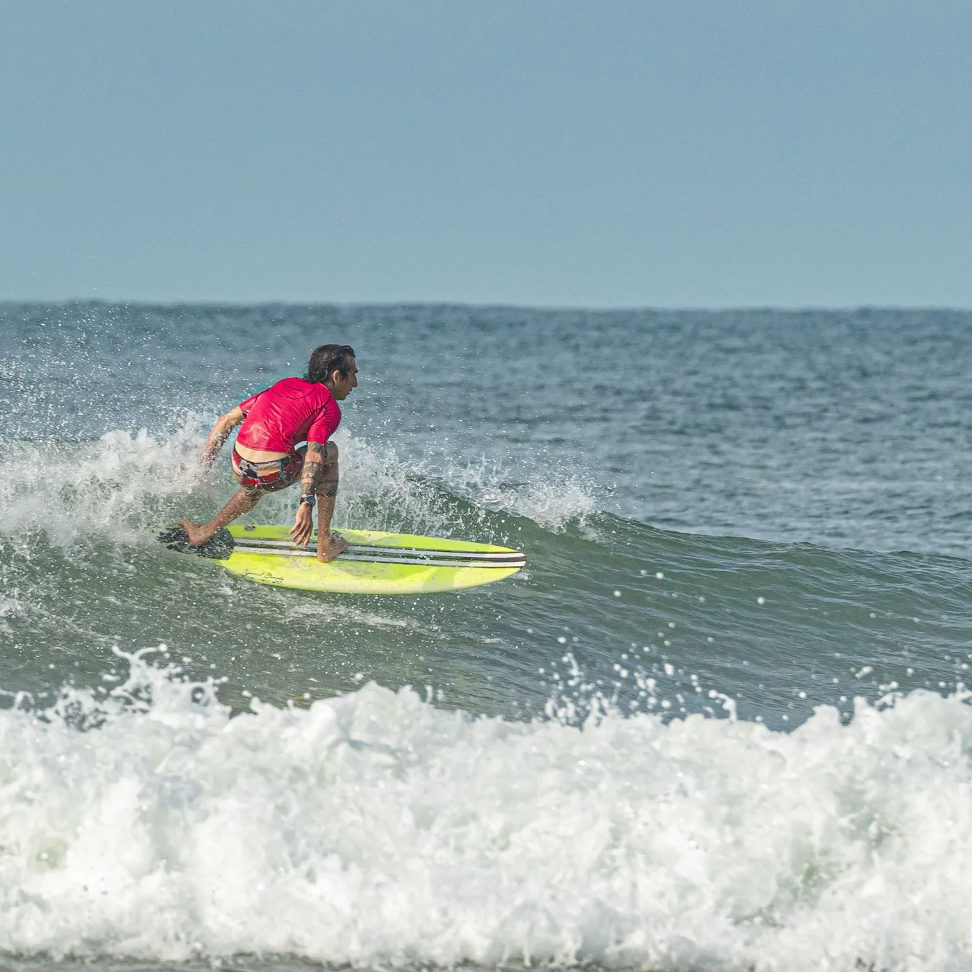 Professor Neném surfando na Costa Rica