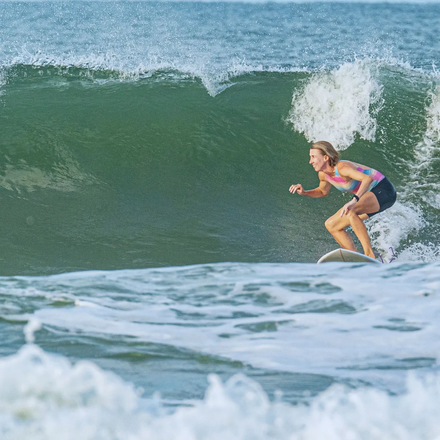 Aluna surfando na Costa Rica