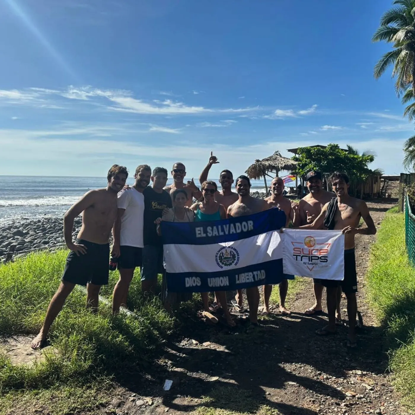 Grupo com a bandeira de El Salvador na praia