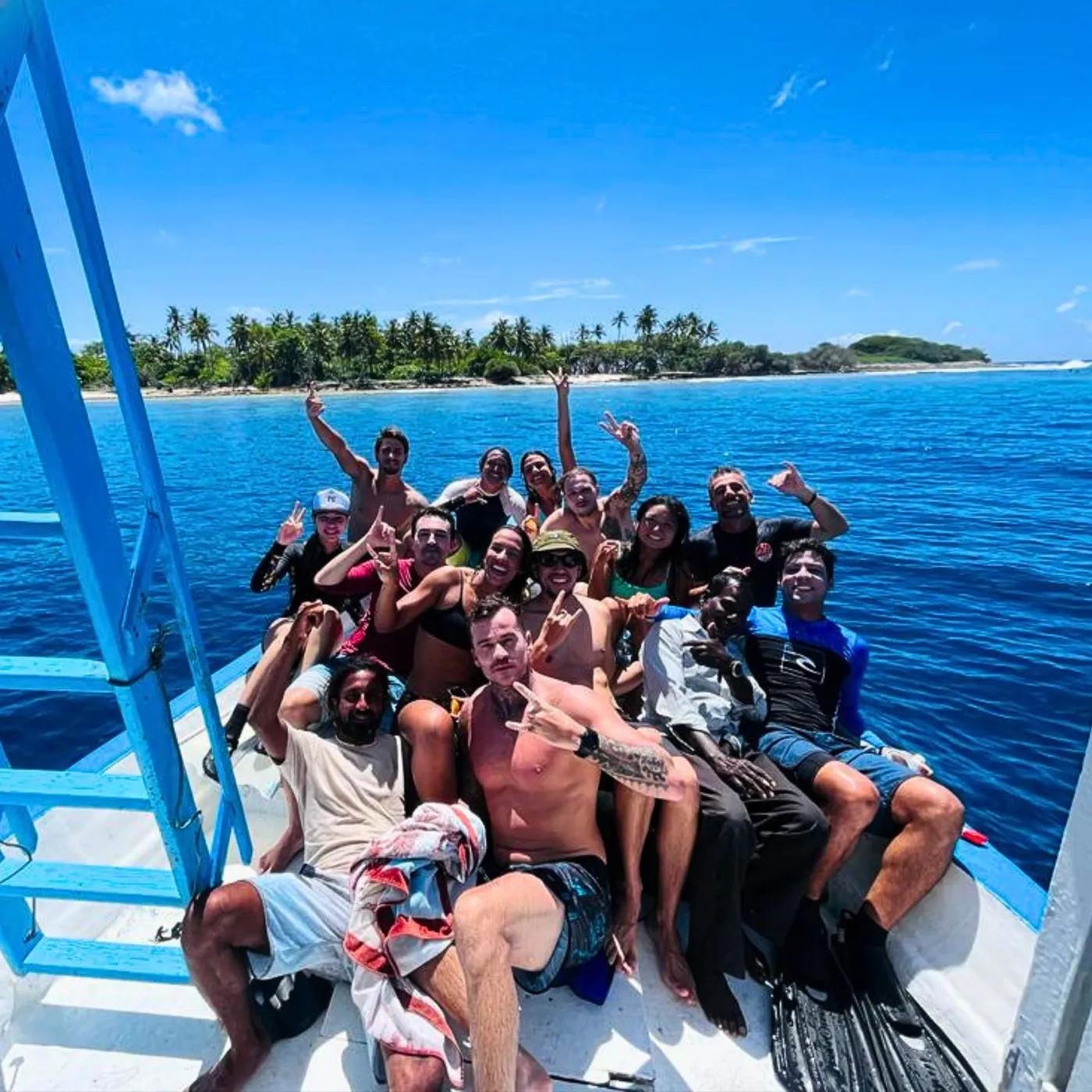 Grupo a bordo do barco nas Maldivas