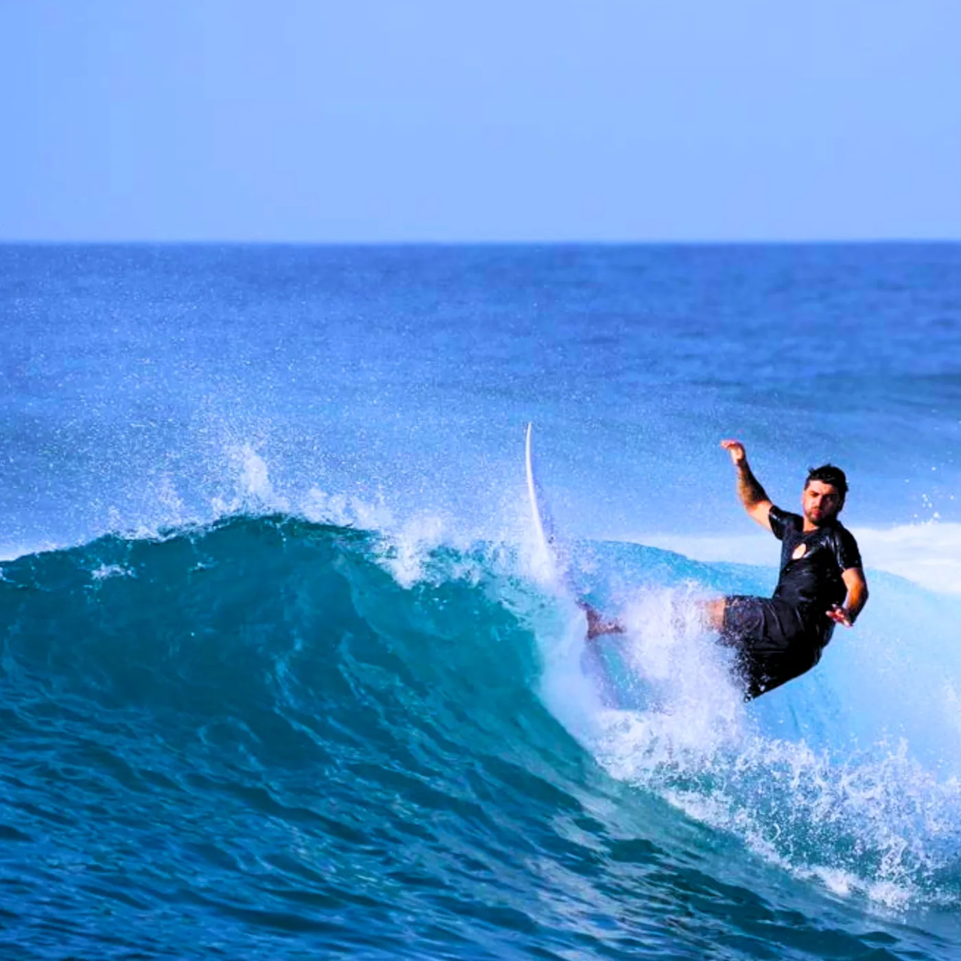 Surfista em uma onda de Mentawai