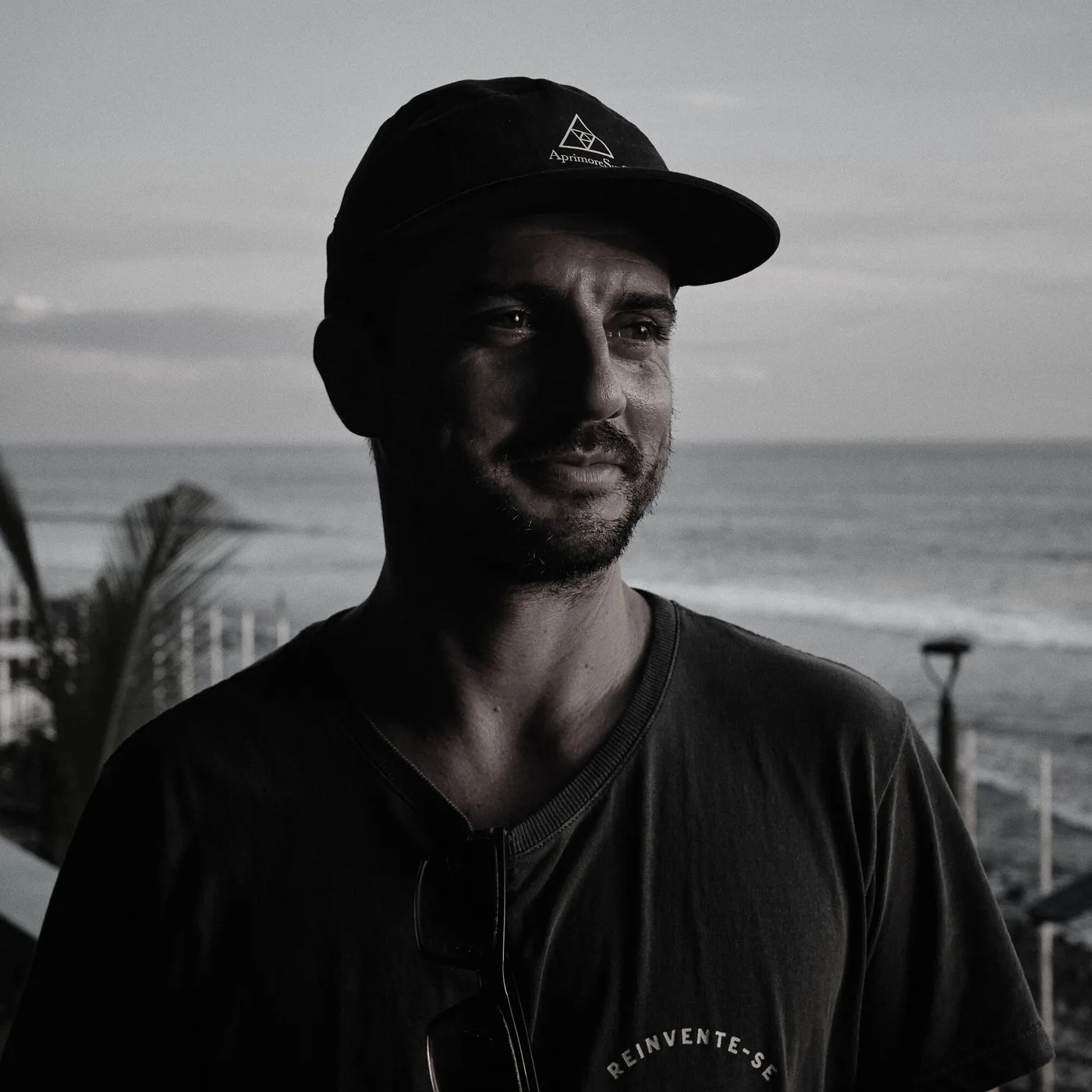 Thales Marx olhando para o horizonte