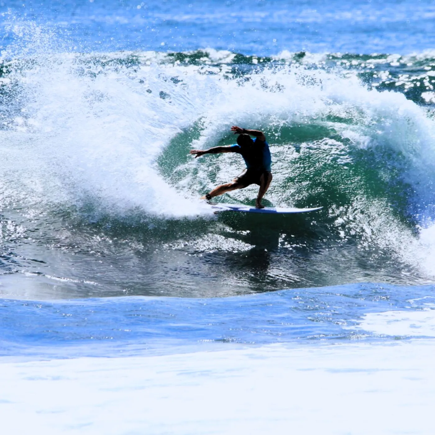 Thales Marx surfando em trip internacional