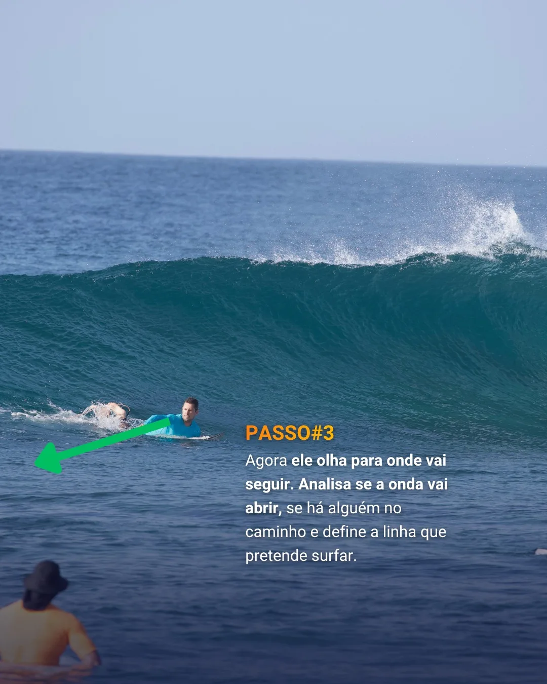 Surfista deitado na prancha olhando para o lado em que a onda vai abrir