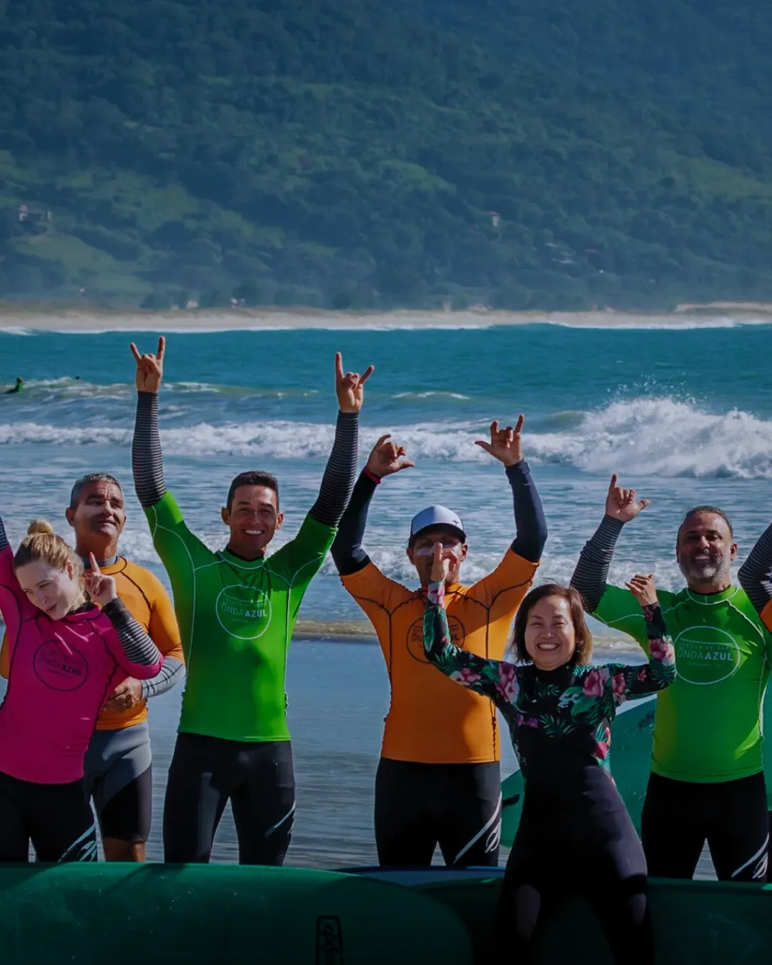 Turma do camp iniciantes comemorando na praia