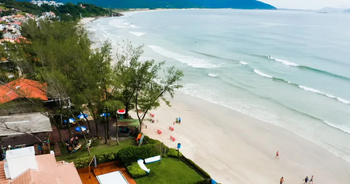 Vista aérea da praia de Garopaba onde acontece o Surf Camp Iniciantes