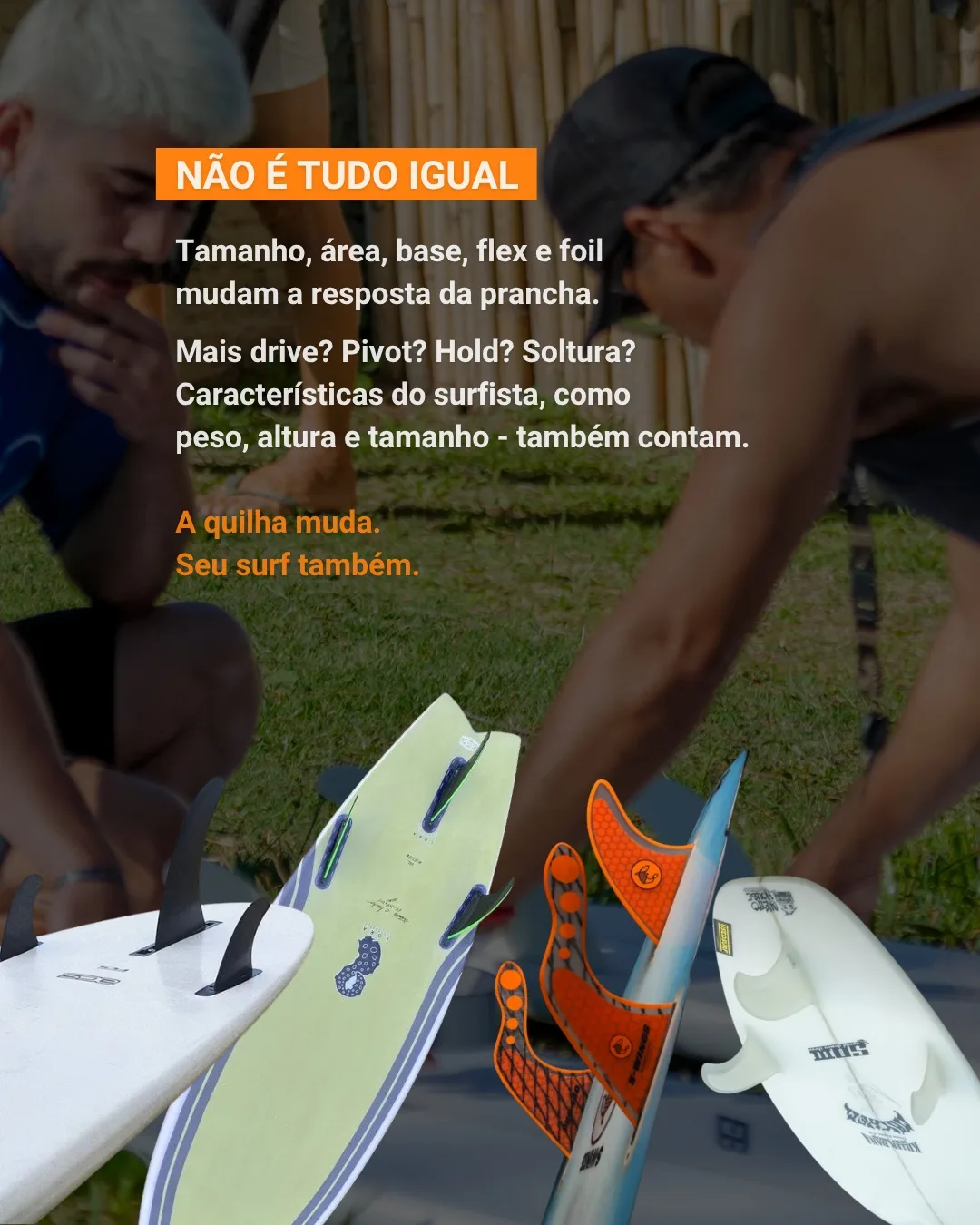 Dois surfistas examinando pranchas na grama, com jogos de quilhas variados